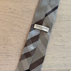 Burberry Men's Tie in Gray and Black Stripes